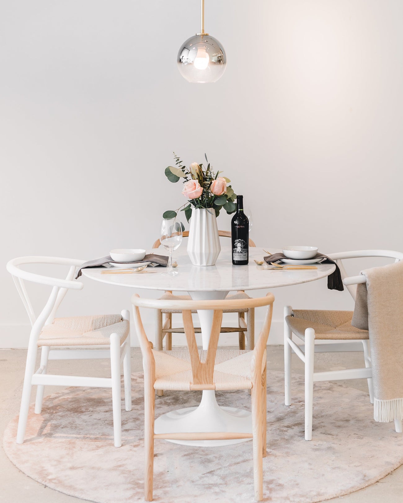 Tulip Table Round - Carrara